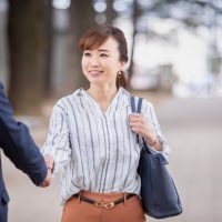 「Me, too」はNG!?英語で「Nice to meet you」と言われたときの返し方