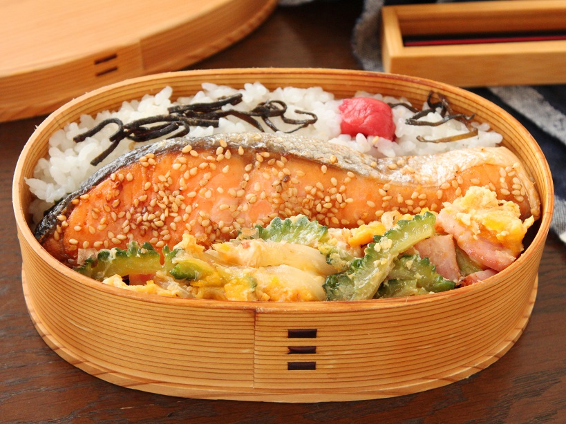 嬉しいスピードおかず！「塩鮭のごま焼き」「ゴーヤチャンプルー」2品弁当