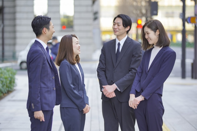 会社の「先輩」「後輩」は英語でどう言うの？