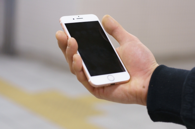 「歩きスマホ」を英語でどう言う？
