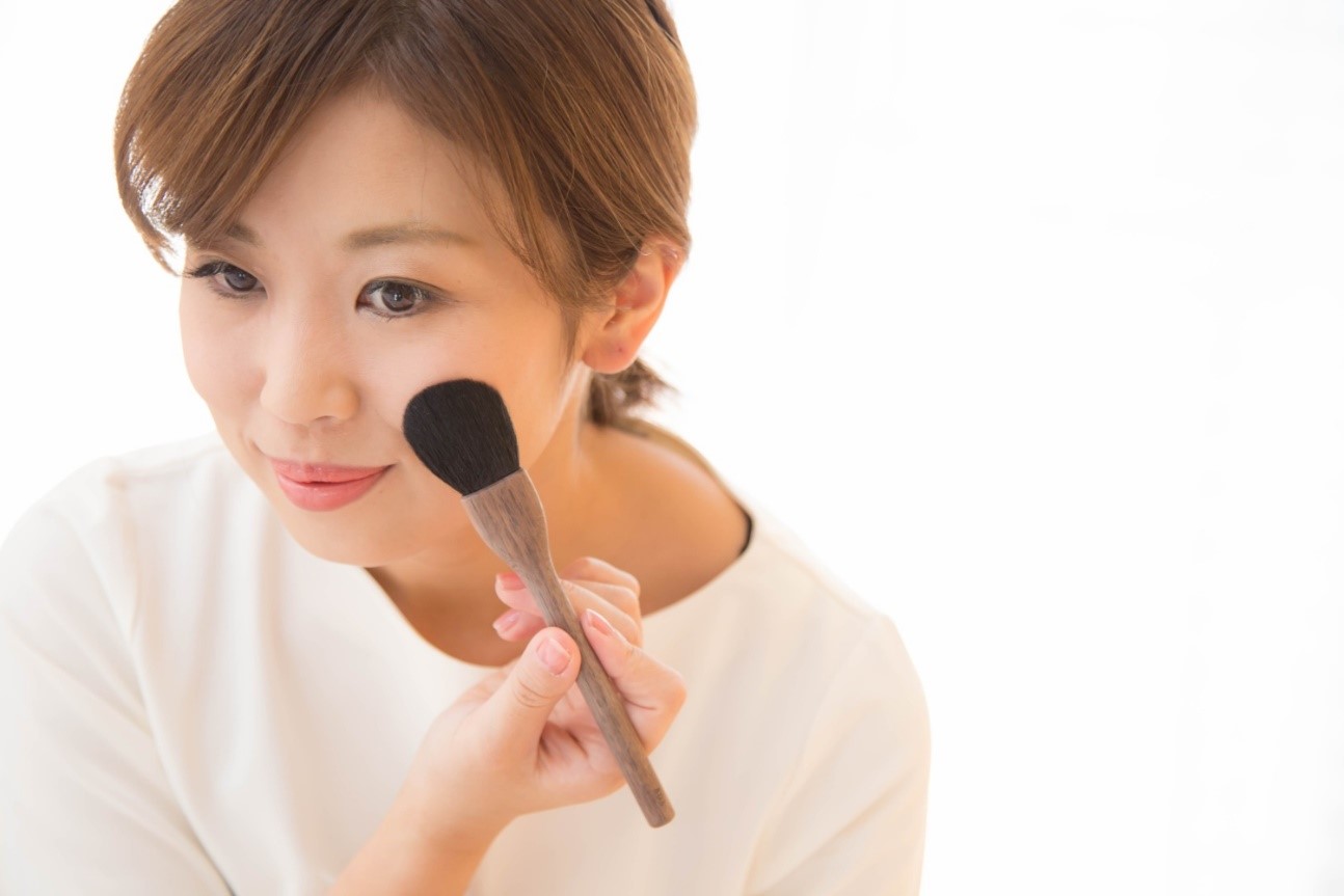 誰でも簡単に幸せ顔♪「骨格」に合わせたチークの入れ方