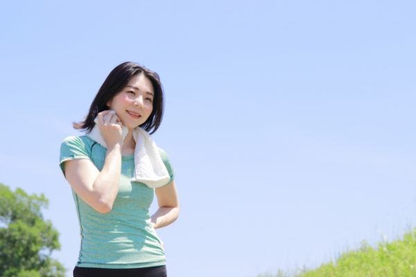 公園で運動する女性