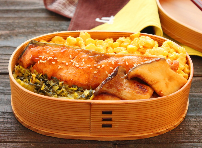 ご飯が進む！「秋鮭の味噌バター照り焼き」「コーン炒り卵」2品弁当