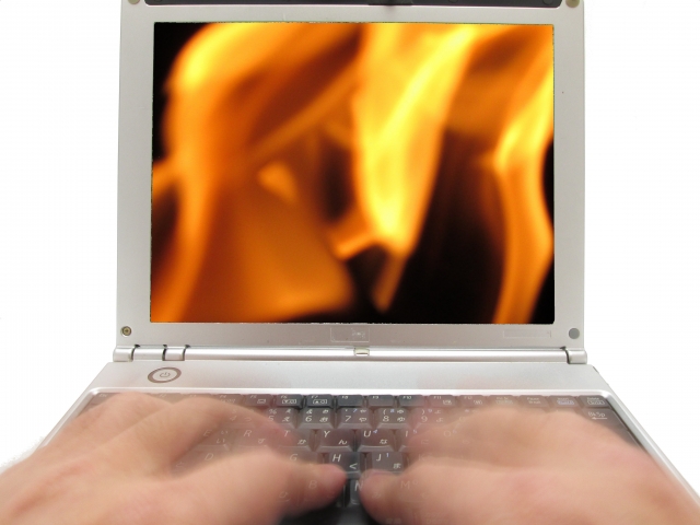 英語の「under fire（火の下にいる）」ってどんな状況のこと？