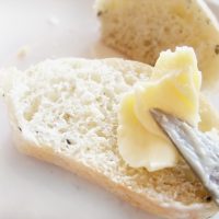 誰かにバターを塗りたくる!?英語「butter someone up」の意味とは