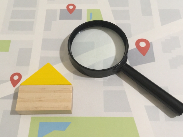 「この通りに住んでいます」はどう言う？inとon、theとthisの使い分け方