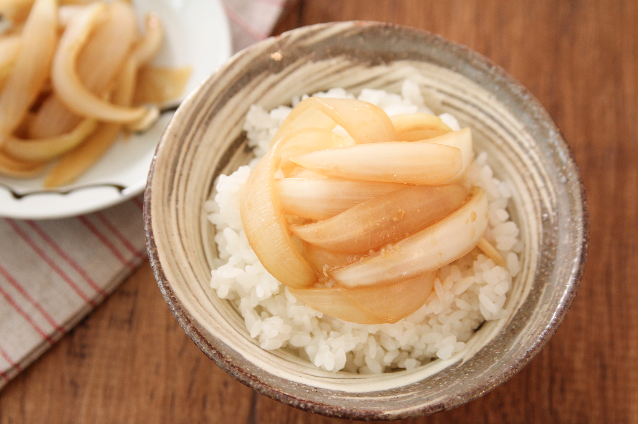 チンして混ぜるだけ！ご飯が進む「甘辛味噌ポン玉ねぎ」の作り置き