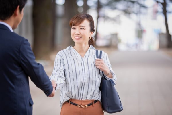 挨拶する女性