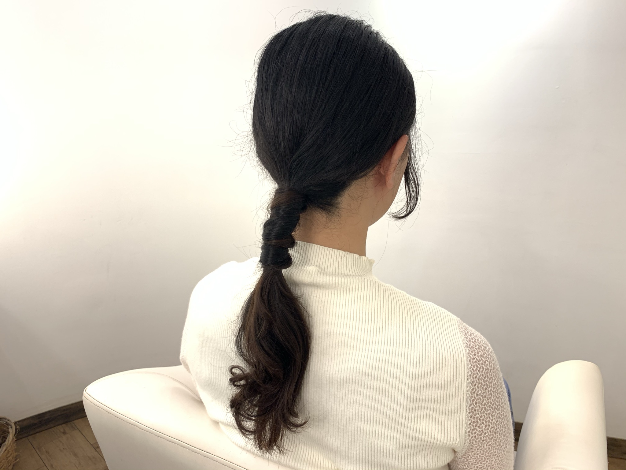 ゴムだけで簡単！首が長く見える「小顔ヘアアレンジ」術♪
