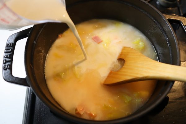 コンソメ不要。お鍋の残りで簡単「白菜とベーコンのミルク味噌スープ」