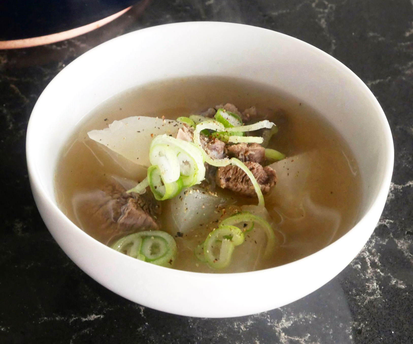 鍋に入れて煮るだけ！簡単「大根と牛肉のスープ」