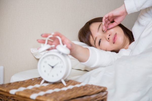 朝寝坊する女性