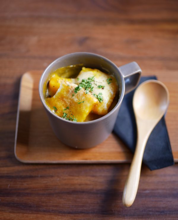 レンジ40秒！スープの素で簡単あつあつ「マグカップパングラタン」by料理家 村山瑛子さん