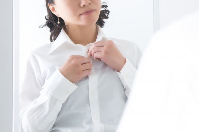 「着る」「身につける」を2単語の英語で言うと？