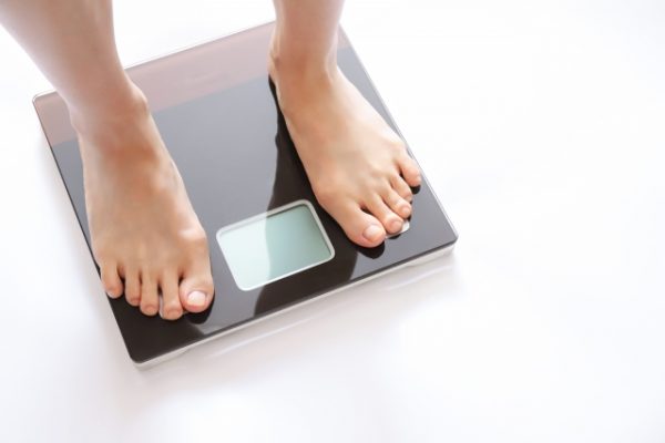 体重を計る女性