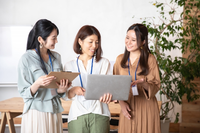 英語の「co-worker」って誰のこと？
