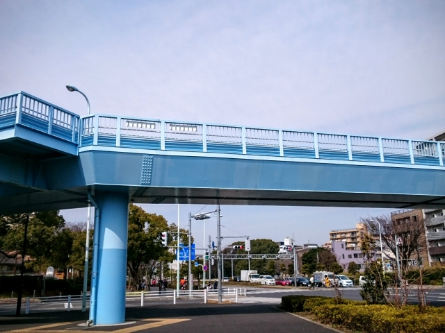 「歩道橋」を2単語の英語で言うと？