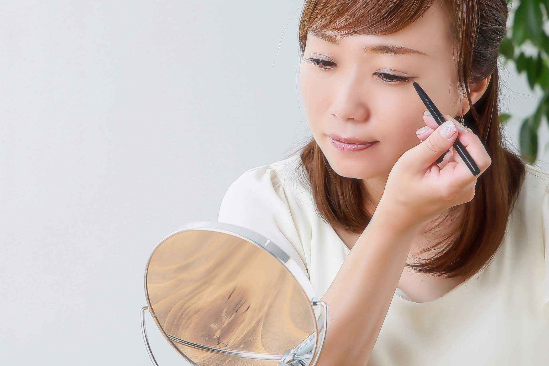左右均等は逆効果!?「アイメイクのNG」2パターン