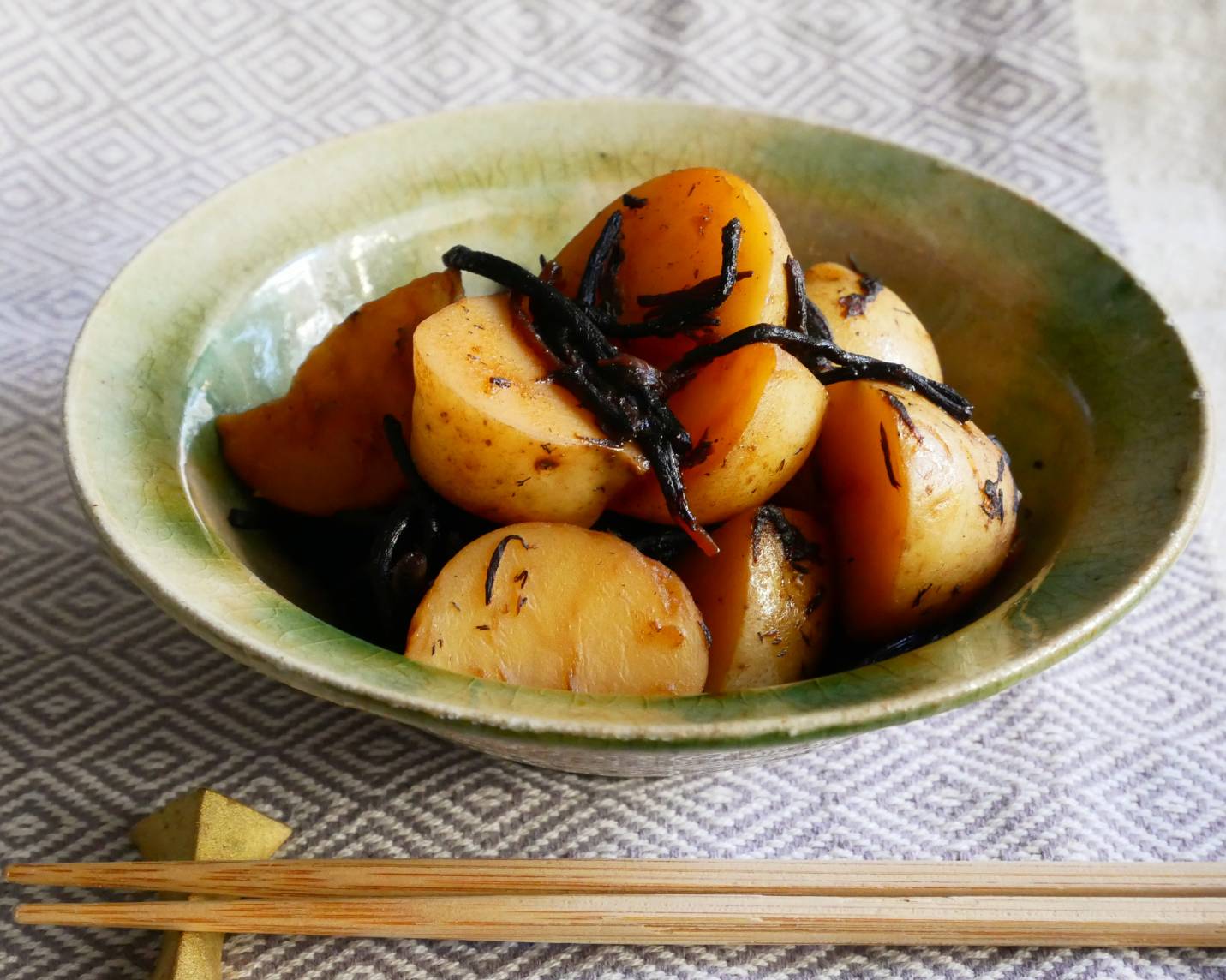 材料を入れて煮るだけ 簡単 新じゃがとひじきの甘辛煮 朝時間 Jp