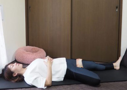朝から気持ちよくキレイになる!仰向けでひざを開く「股関節ストレッチ」