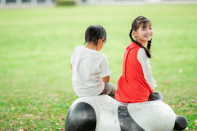 「2歳下」を3単語の英語で言うと？
