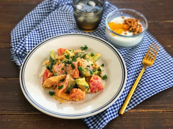 混ぜるだけで簡単！食欲のない朝に◎「夏野菜とチキンのカレーサラダ」　by:料理家 齋藤菜々子さん