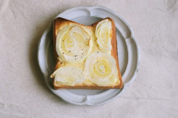 甘さに感動！いつもの食パンで簡単「新玉ねぎトースト」