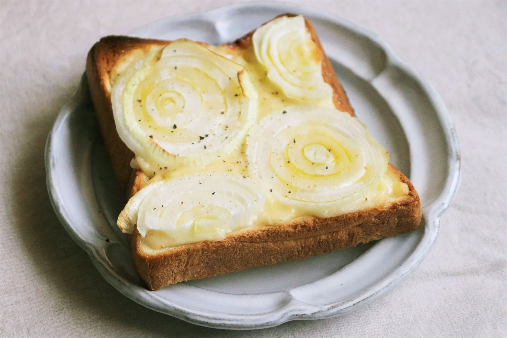 のせて焼くだけでこの甘さ いつもの食パンで簡単 新玉ねぎトースト 朝時間 Jp