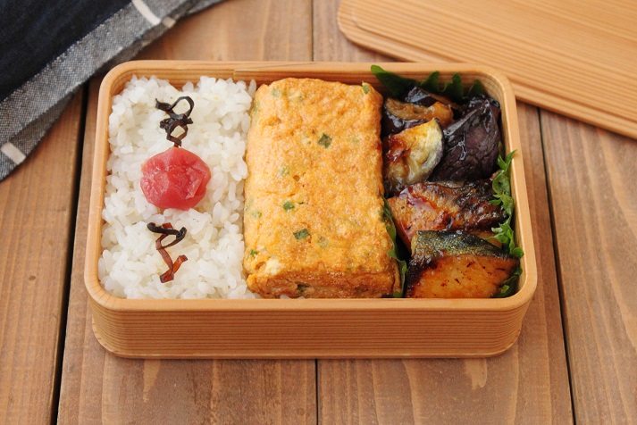 下処理いらずで簡単！「塩サバとなすのピリ辛」「明太マヨ卵焼き」2品弁当