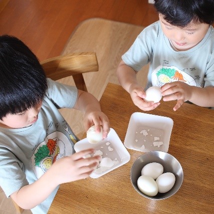 ゆで卵をむくお子さんたち