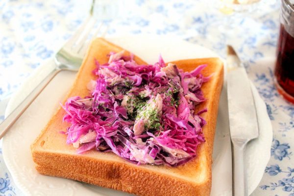 色から元気がもらえる♪簡単「紫キャベツとツナのトースト」