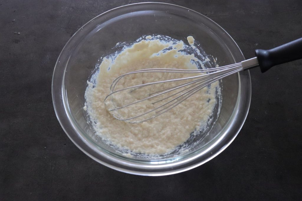 ボウルにドライイースト、絹豆腐、砂糖を入れてホイッパーで混ぜる。