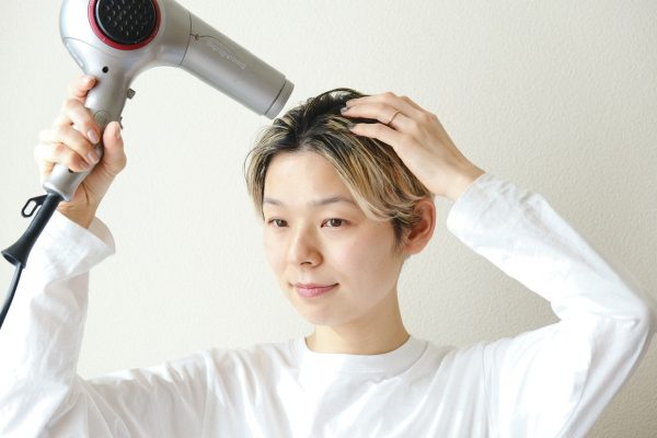 自然乾燥は避けて！「髪をすぐに乾かした方が良い」4つの理由
