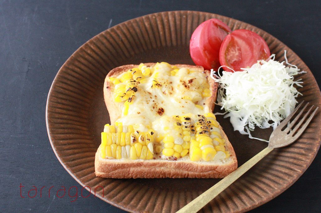 甘くてジューシー♪味噌味が決め手の「簡単コーンマヨトースト」