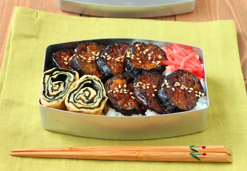 夏のお手軽のっけ弁当!「茄子の照り焼き丼」「マヨ風味のくるくる海苔巻き卵」2品弁当