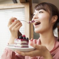 英語「a piece of cake」の意味って？