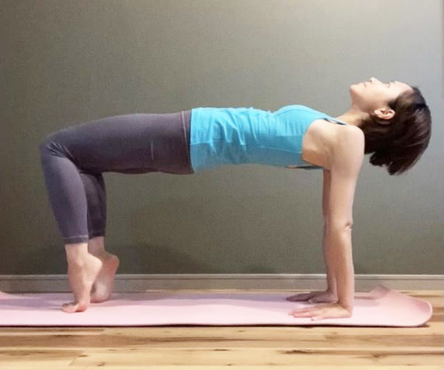 スキマ時間に簡単すっきり！「足首のむくみ」解消ヨガポーズ2つ - 朝