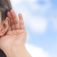 英語「overhear」の意味って？