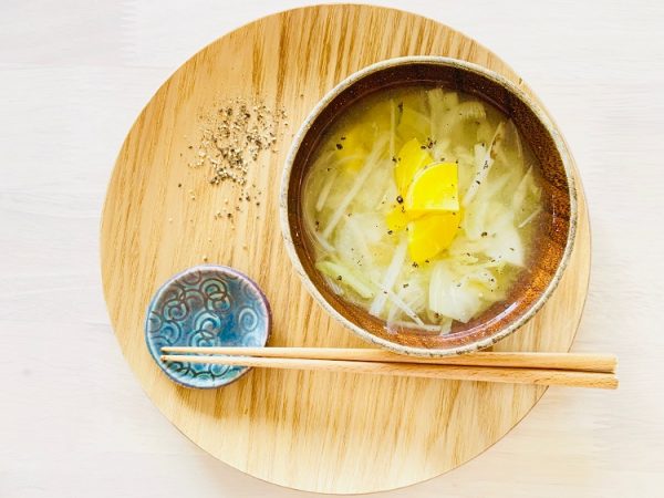 朝ごはんで“冷え”をケア♪手軽に作る「野菜と生姜の味噌汁」レシピ