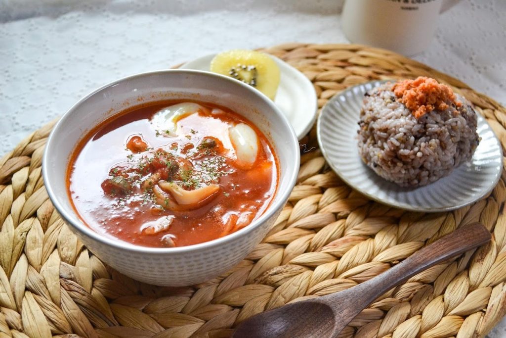 朝の食卓「鶏だんごと温泉卵の塩麹トマトスープ」