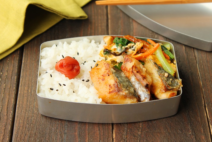 実は楽ちん!「塩サバの竜田揚げ」「野菜のレンジ卵とじ」2品弁当