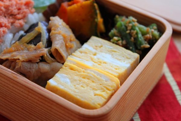 焦がさずふんわり仕上げるコツって？「甘い卵焼き」のお弁当