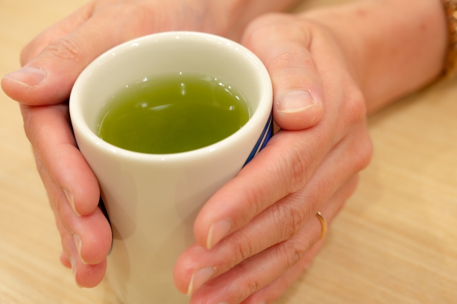知ってた？お寿司屋さんのお茶が熱い理由