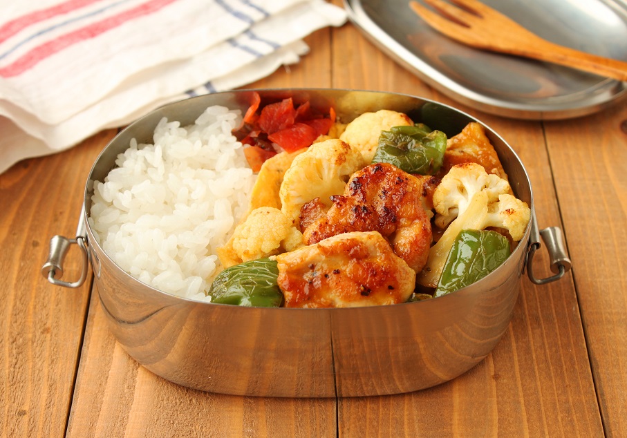 仕切り要らず！「鶏肉とカリフラワーのカレー南蛮」「ペッパー薄焼き卵」2品弁当