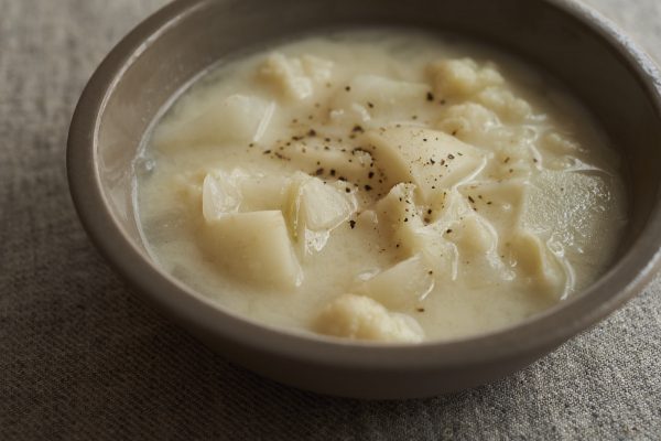 体を温め、心もととのえる♪豆乳で簡単まろやか「かぶとカリフラワーのスープ」