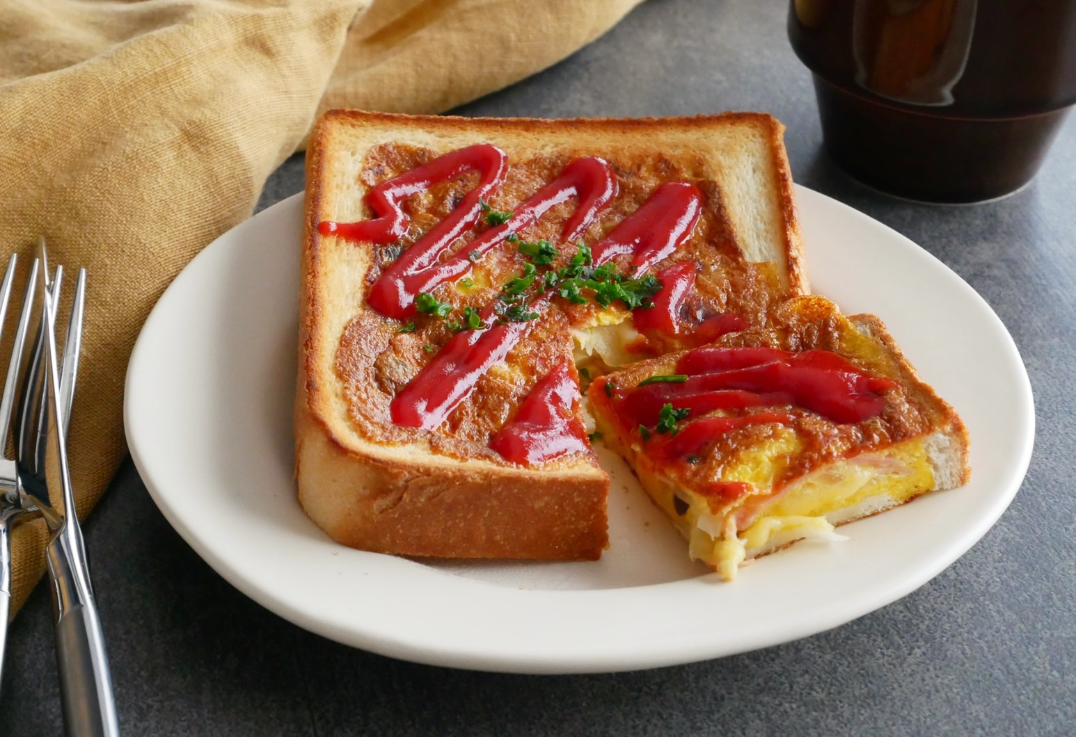いつもの食パンが大変身！フライパンで簡単「きのこのオムトースト」