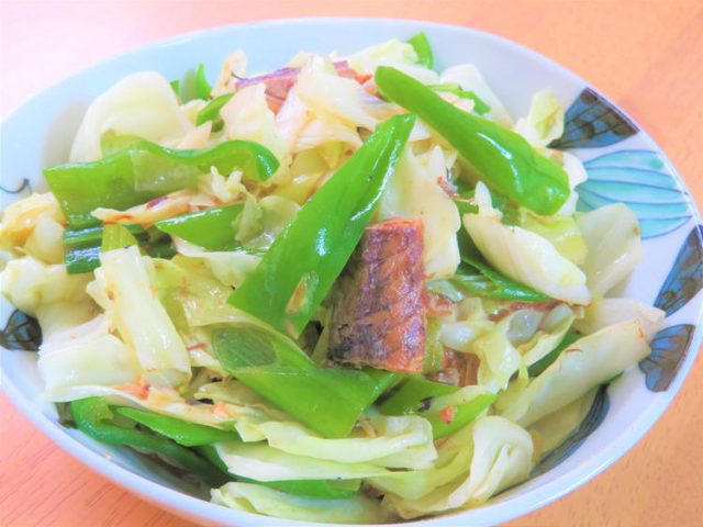 サバの味噌煮缶と野菜炒め