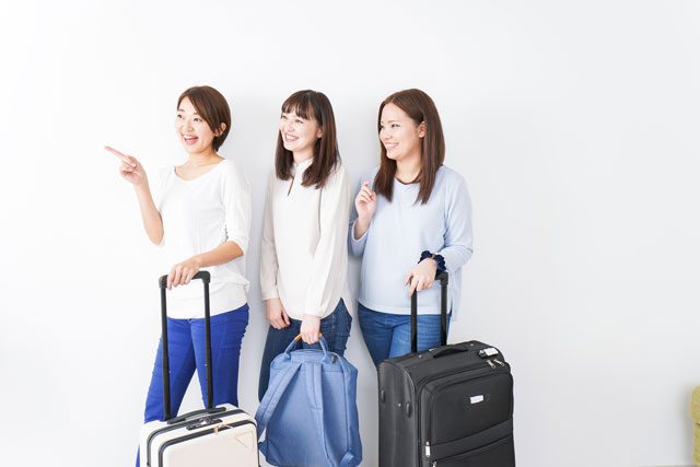 スーツケースを持った女性3人