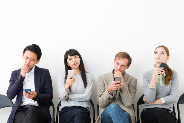 「コロナウイルスのせいで」を英語で言うと？