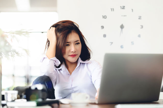 ビジネスシーンで使える！「手を広げすぎる」の英語表現